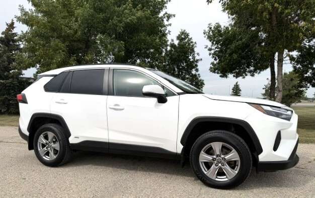 2023 Toyota RAV4 XLE AWD SUNROOF | CARPLAY | WARRANTY INCLUDED