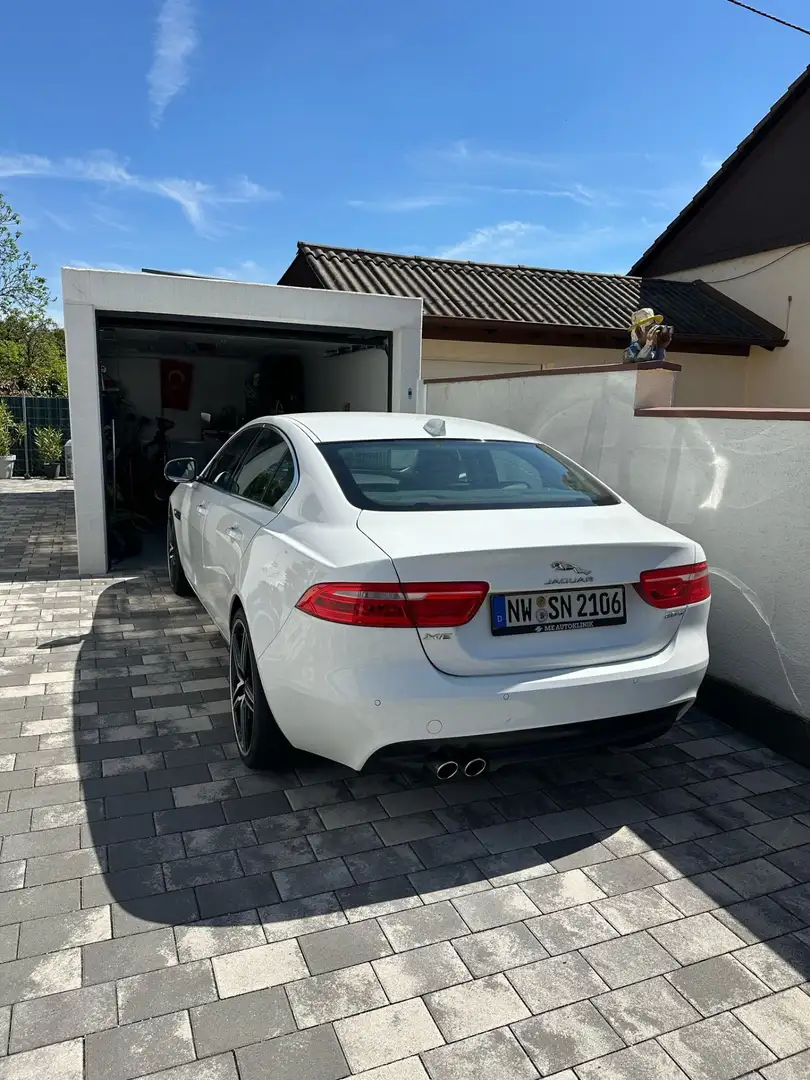Jaguar XE 20d Aut. Pure - 1
