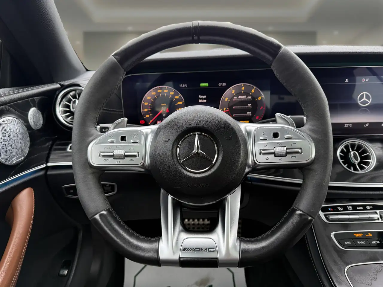 Mercedes-Benz E-Class снимка Mercedes-Benz E-Class