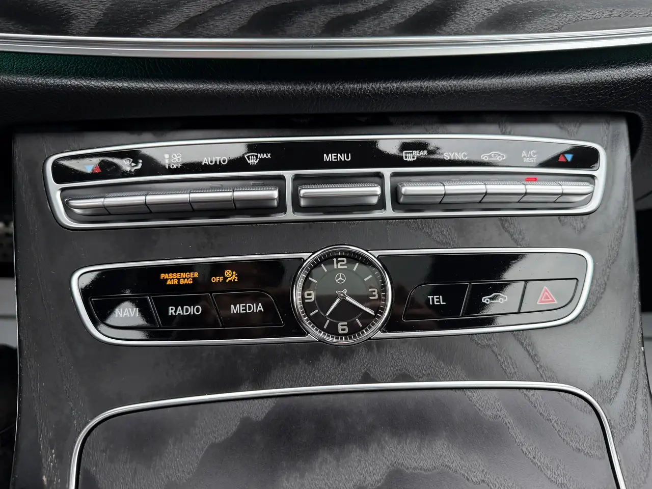 Mercedes-Benz E-Class снимка Mercedes-Benz E-Class