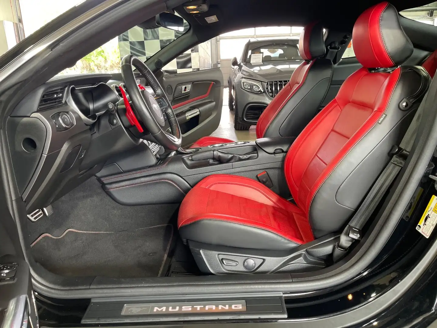 Ford Mustang V8+UNFALLFREI+DT.FHZG+ROT LEDER+MAGNE.R+GARANTIE Noir - 1