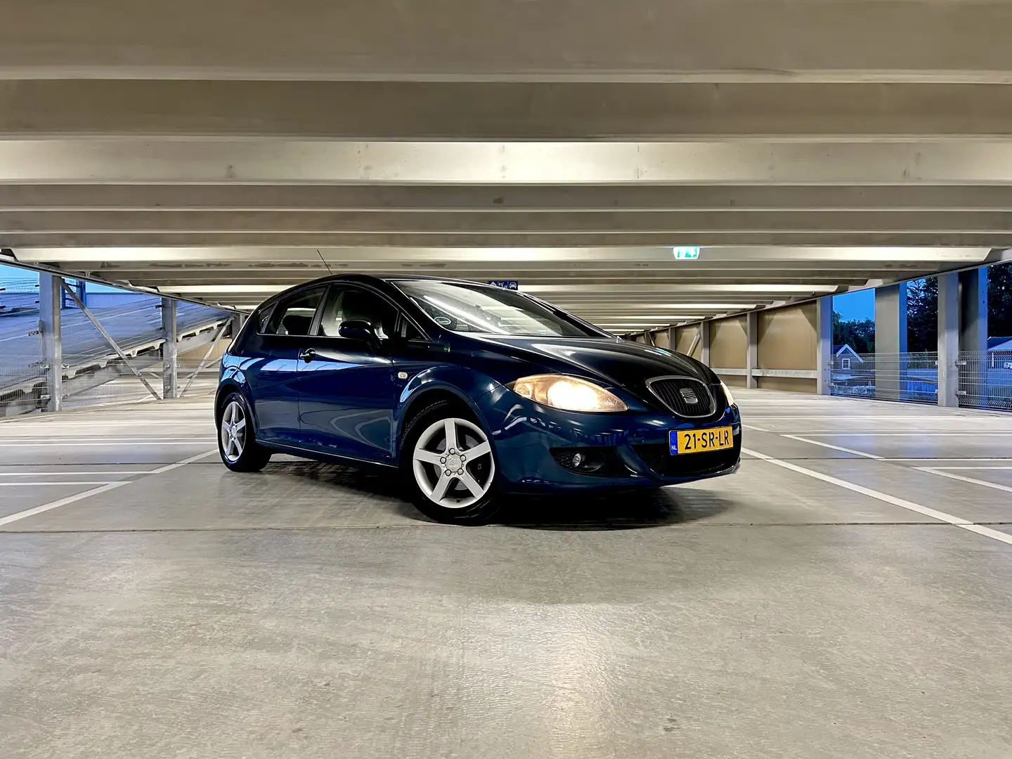 SEAT Leon 1.6 105pk | 5-DRS | Airco | Interieur verlichting Azul - 1