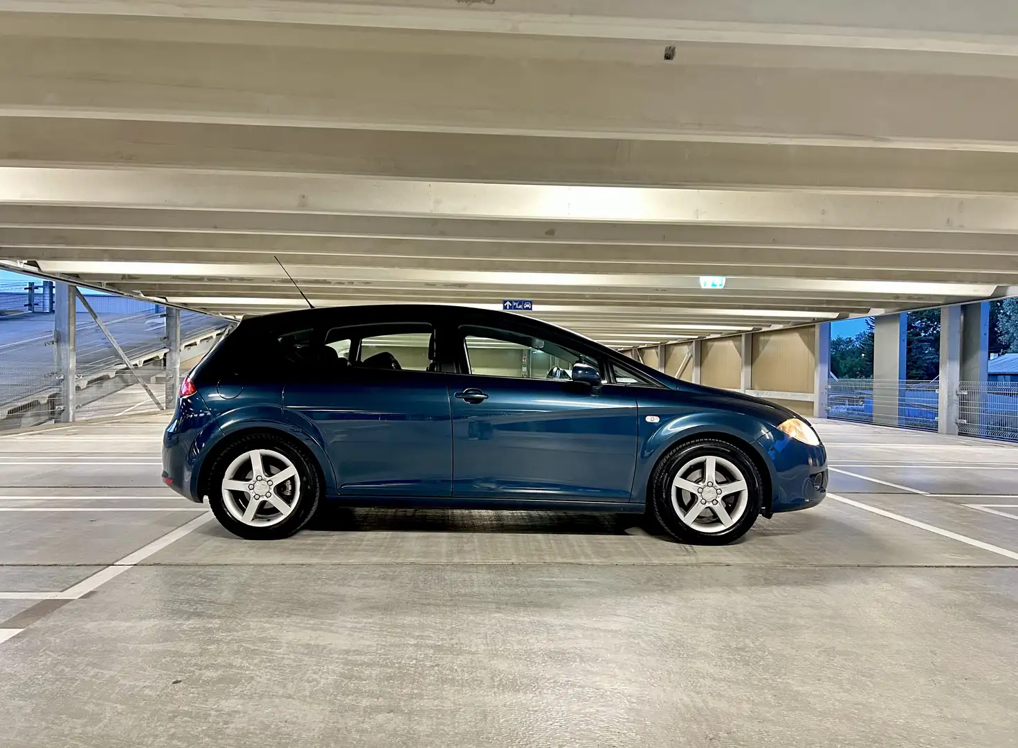 SEAT Leon 1.6 105pk | 5-DRS | Airco | Interieur verlichting Azul - 2