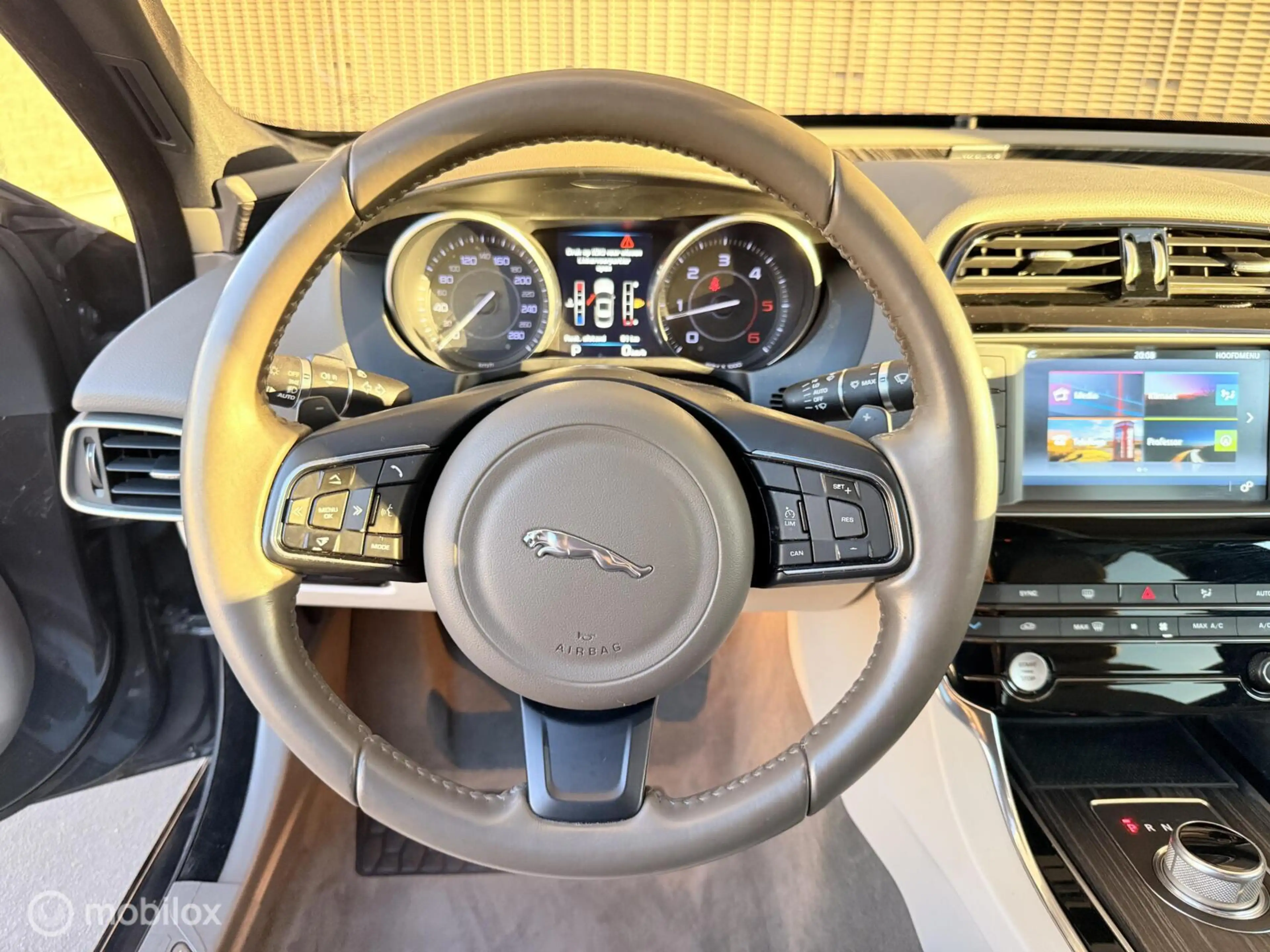 Jaguar XE 2.0 D R-Sport — photo 10