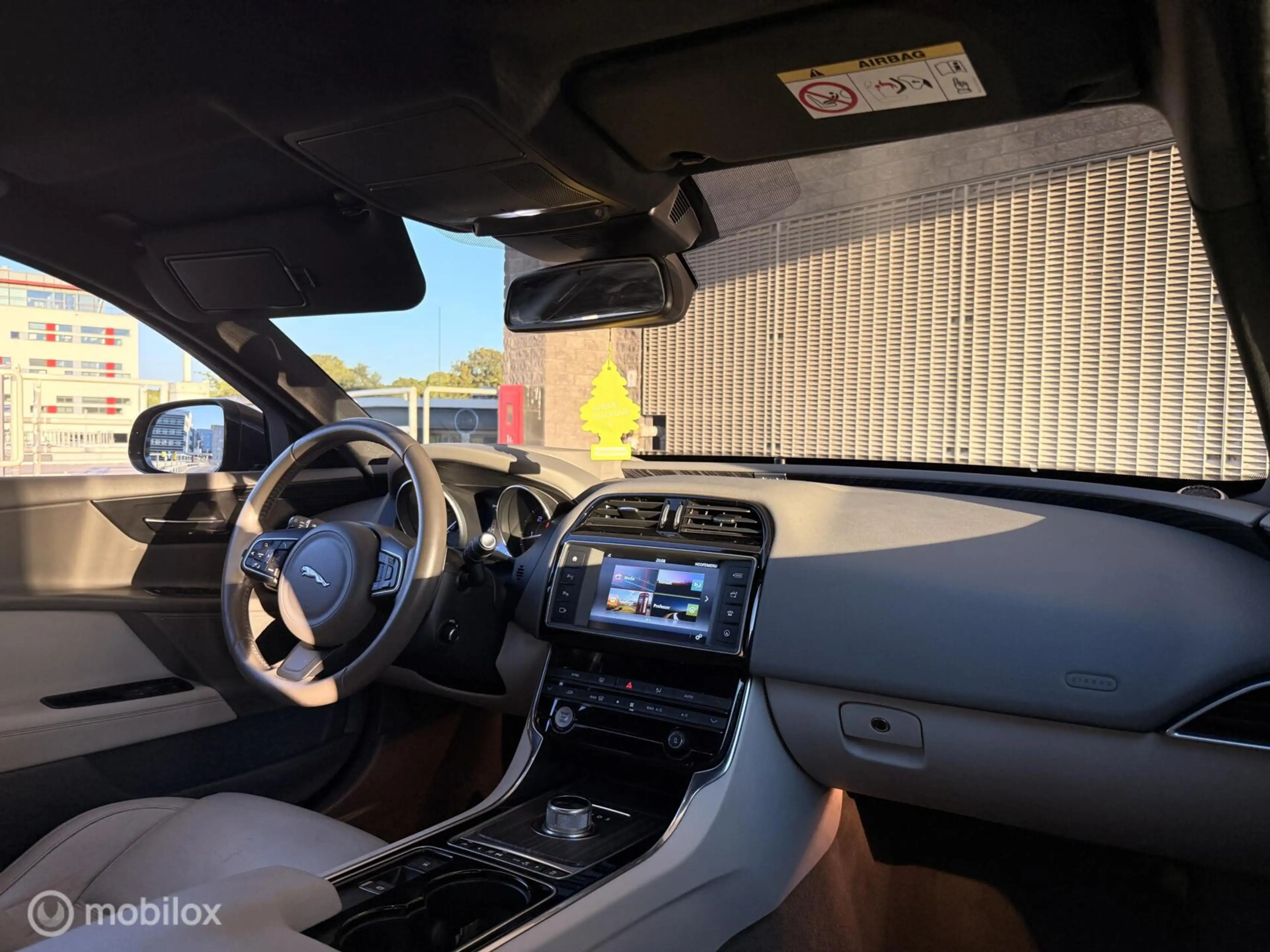 Jaguar XE 2.0 D R-Sport — photo 3