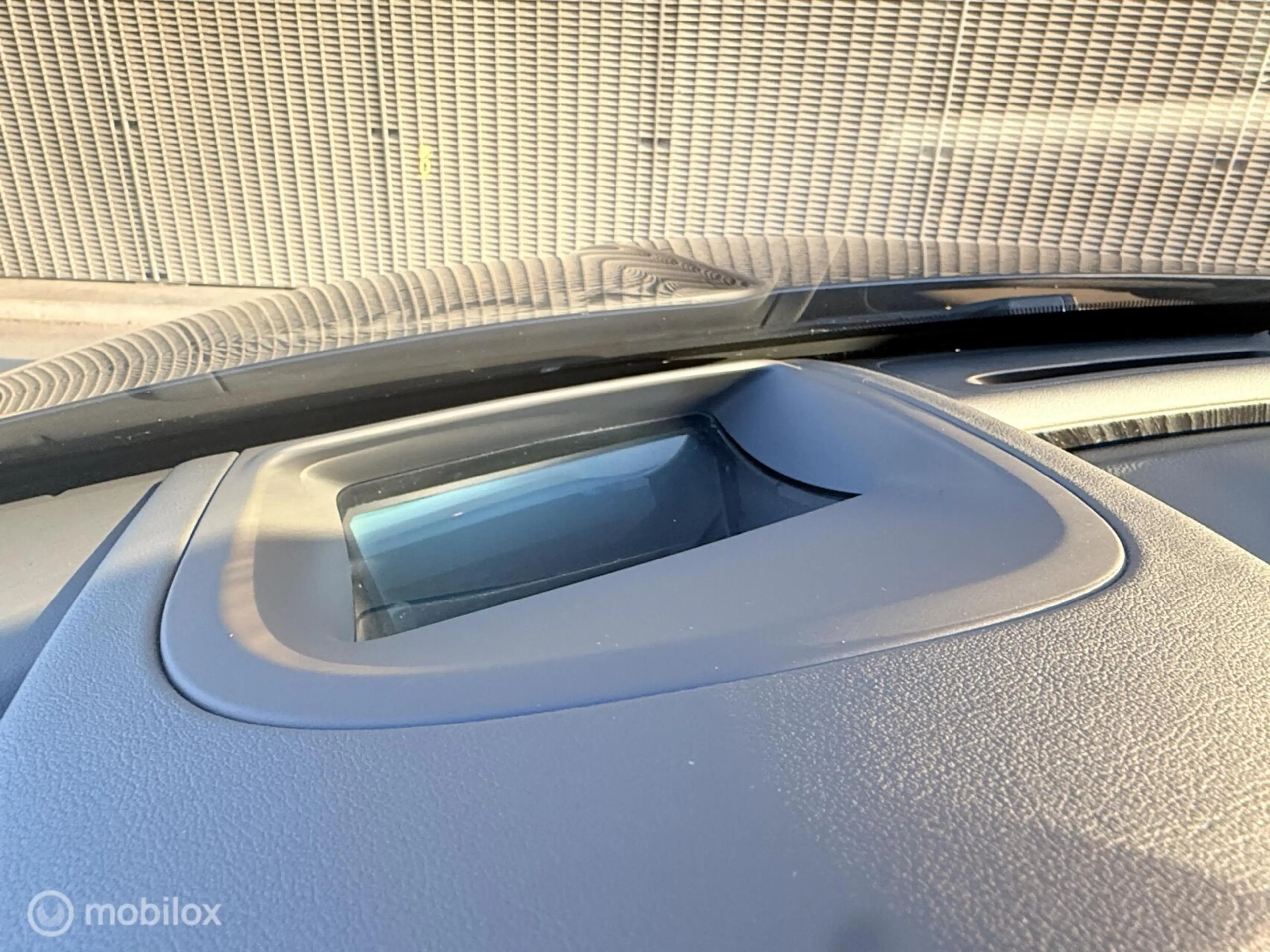 Jaguar XE 2.0 D R-Sport — photo 13