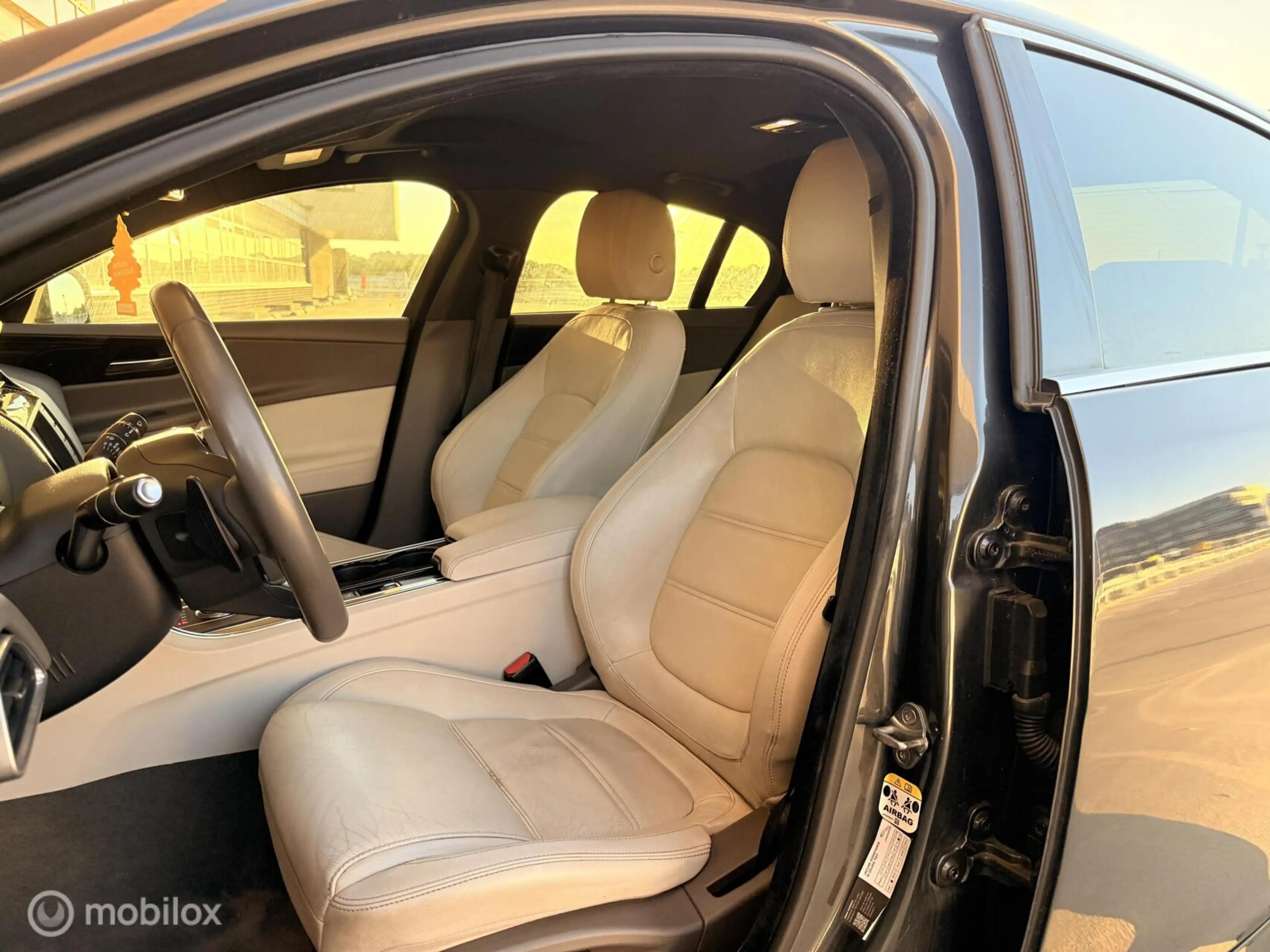 Jaguar XE 2.0 D R-Sport — photo 4