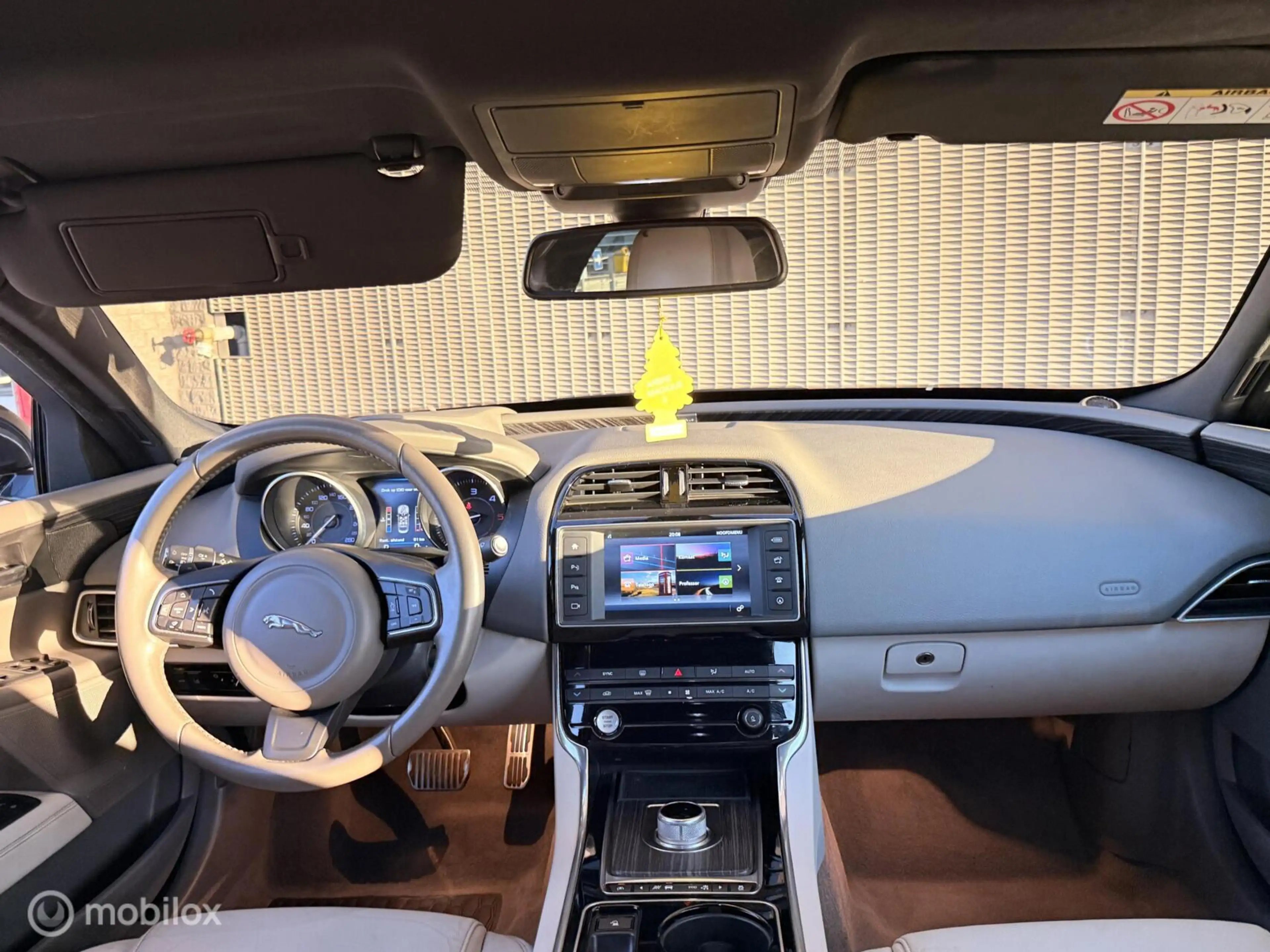 Jaguar XE 2.0 D R-Sport — photo 9