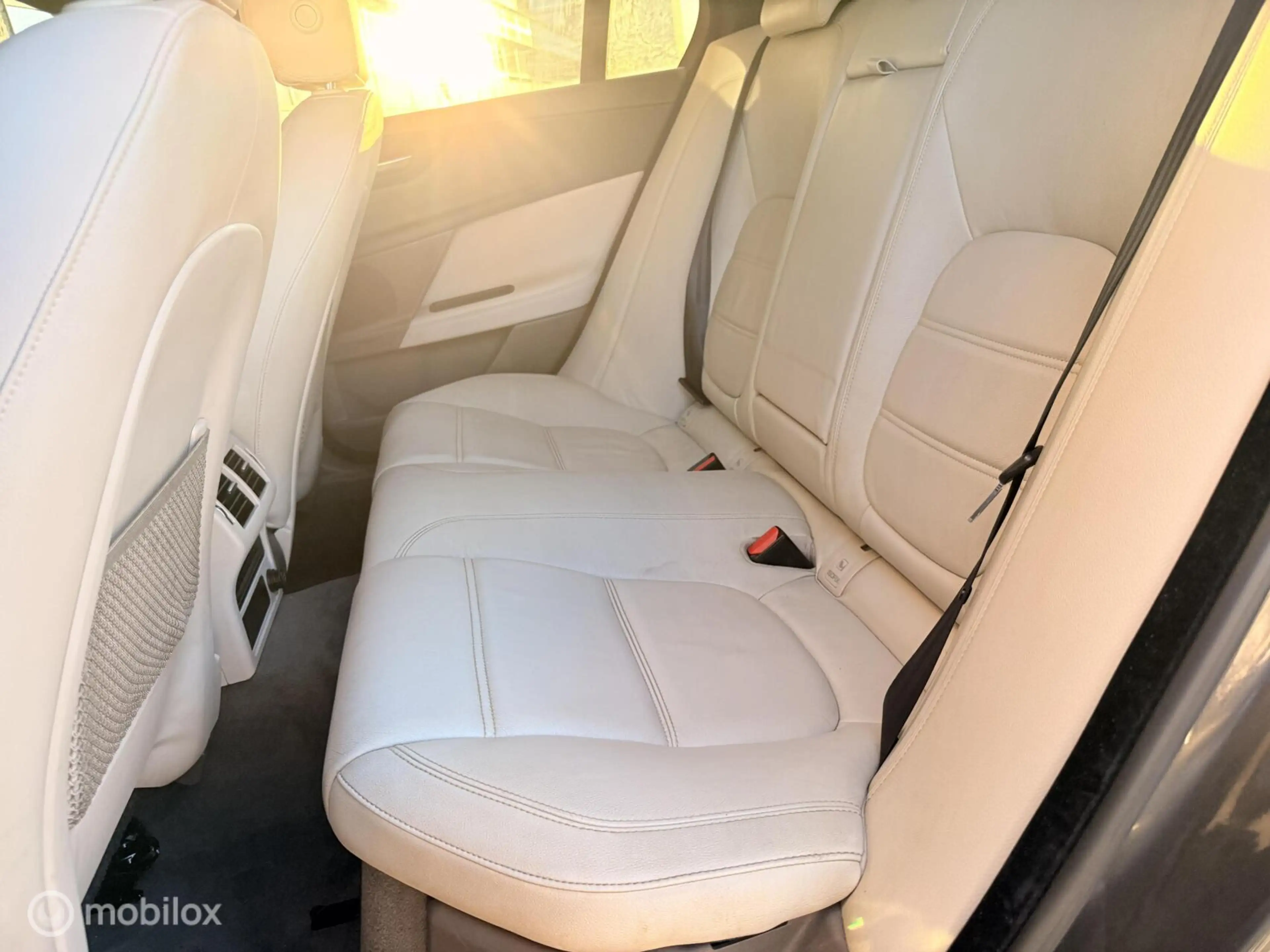Jaguar XE 2.0 D R-Sport — photo 14