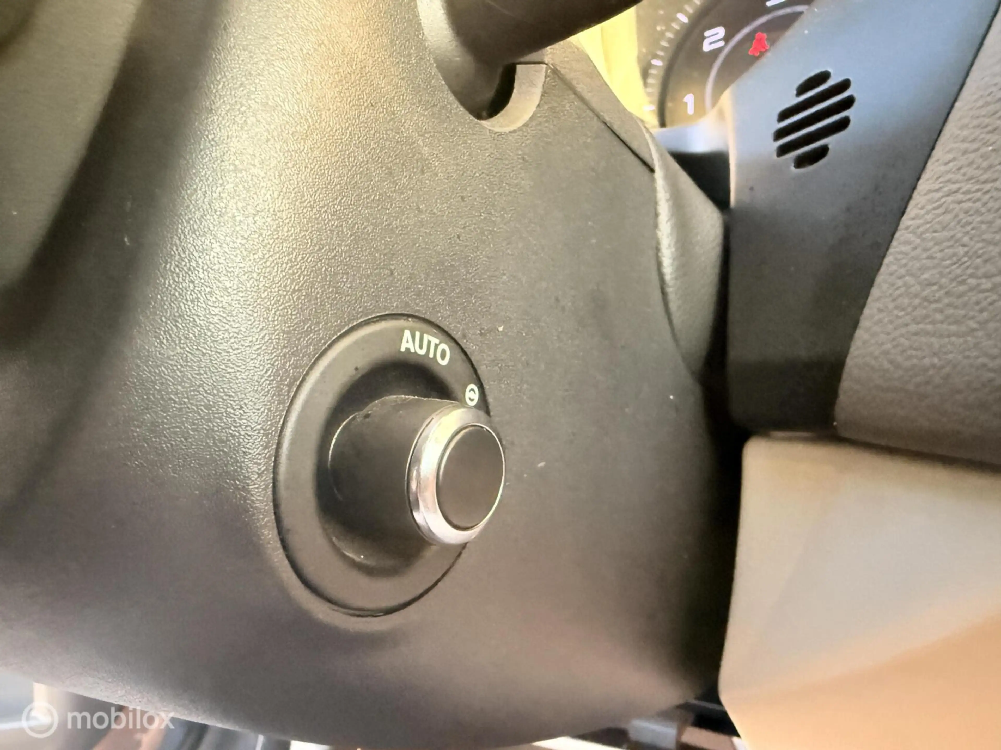 Jaguar XE 2.0 D R-Sport — photo 12