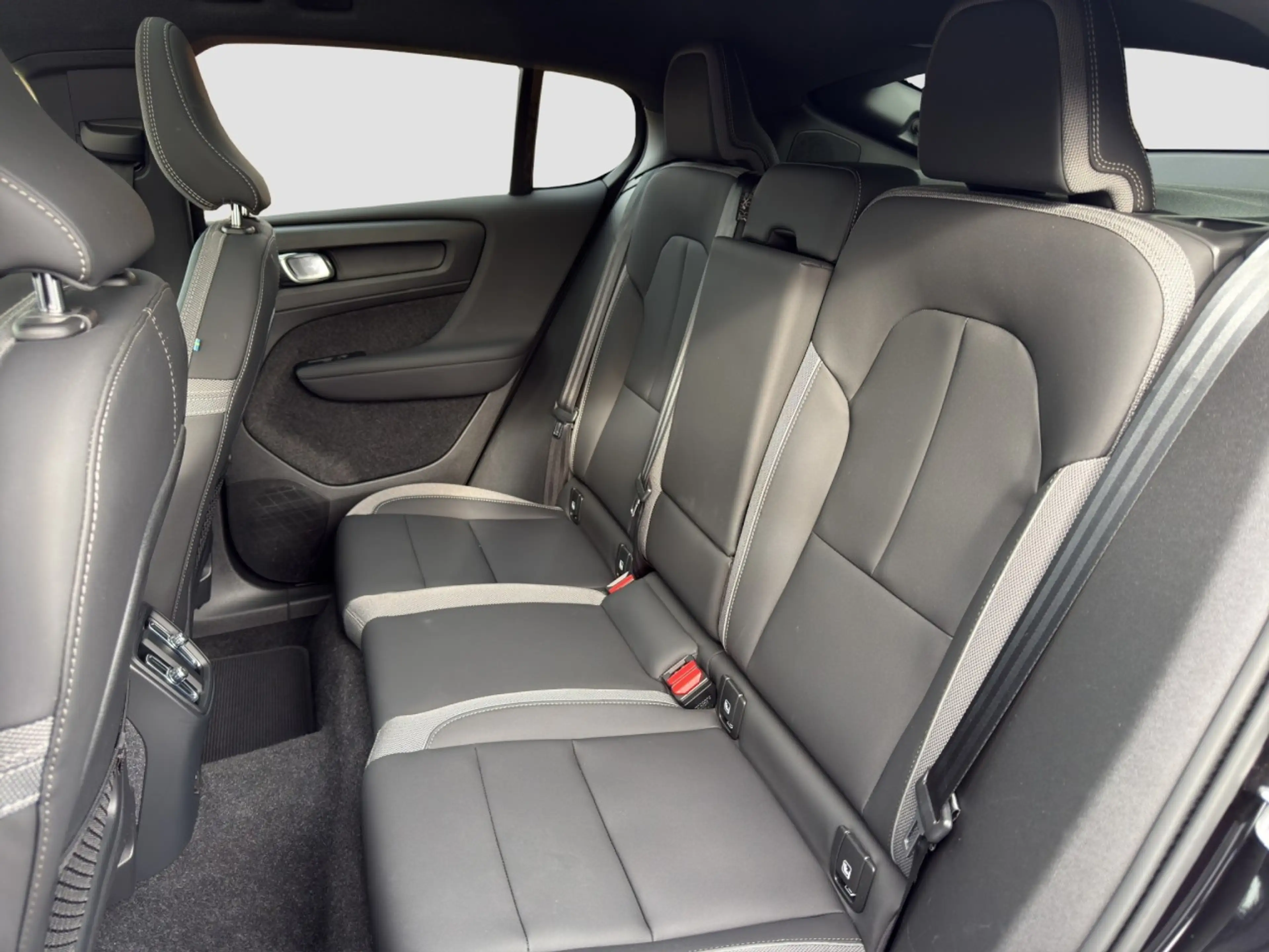 Volvo C40 Ultimate Pure Electric/GJR/LHZ/360Kam/Pano Klima — photo 14