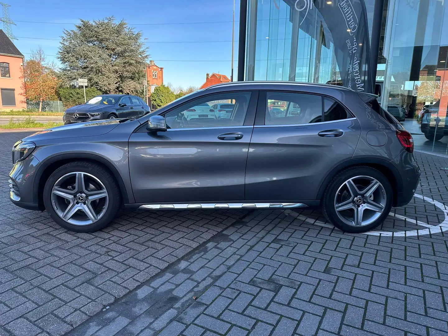 Mercedes-Benz GLA 200 AMG LINE Grijs - 2