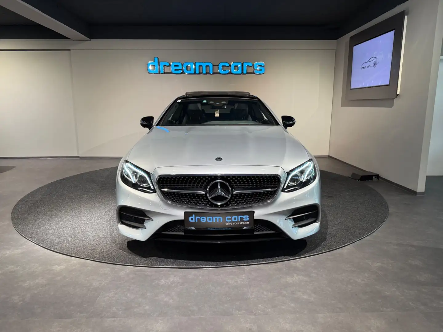 Mercedes-Benz E 220 d Coupe Aut. / AMG LINE / NIGHT PAKET / PANO / Grau - 2