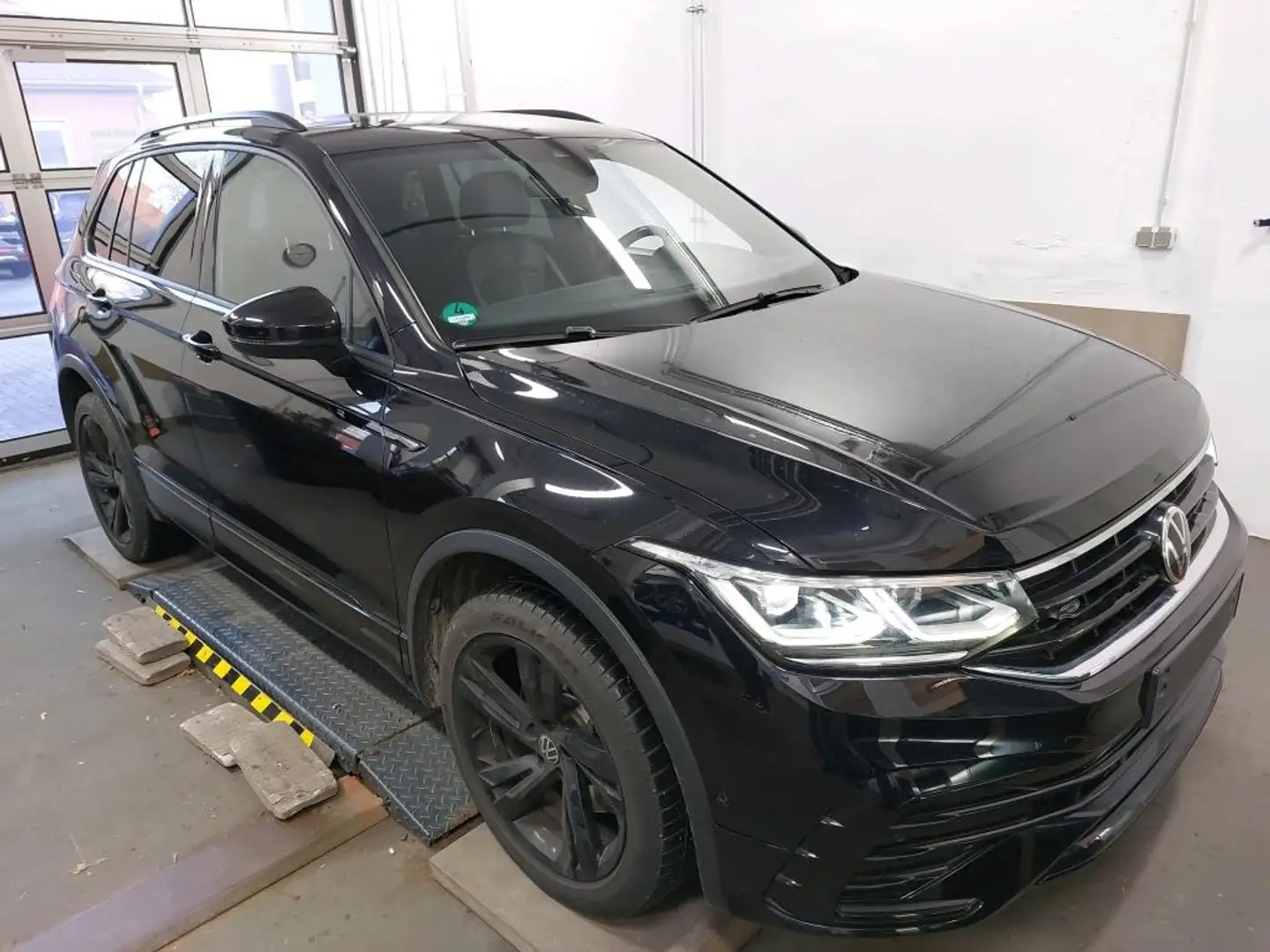 Volkswagen Tiguan 2.0 TDI DSG 4M R-LINE NAVI AHK KAMERA KLIMA Schwarz - 2