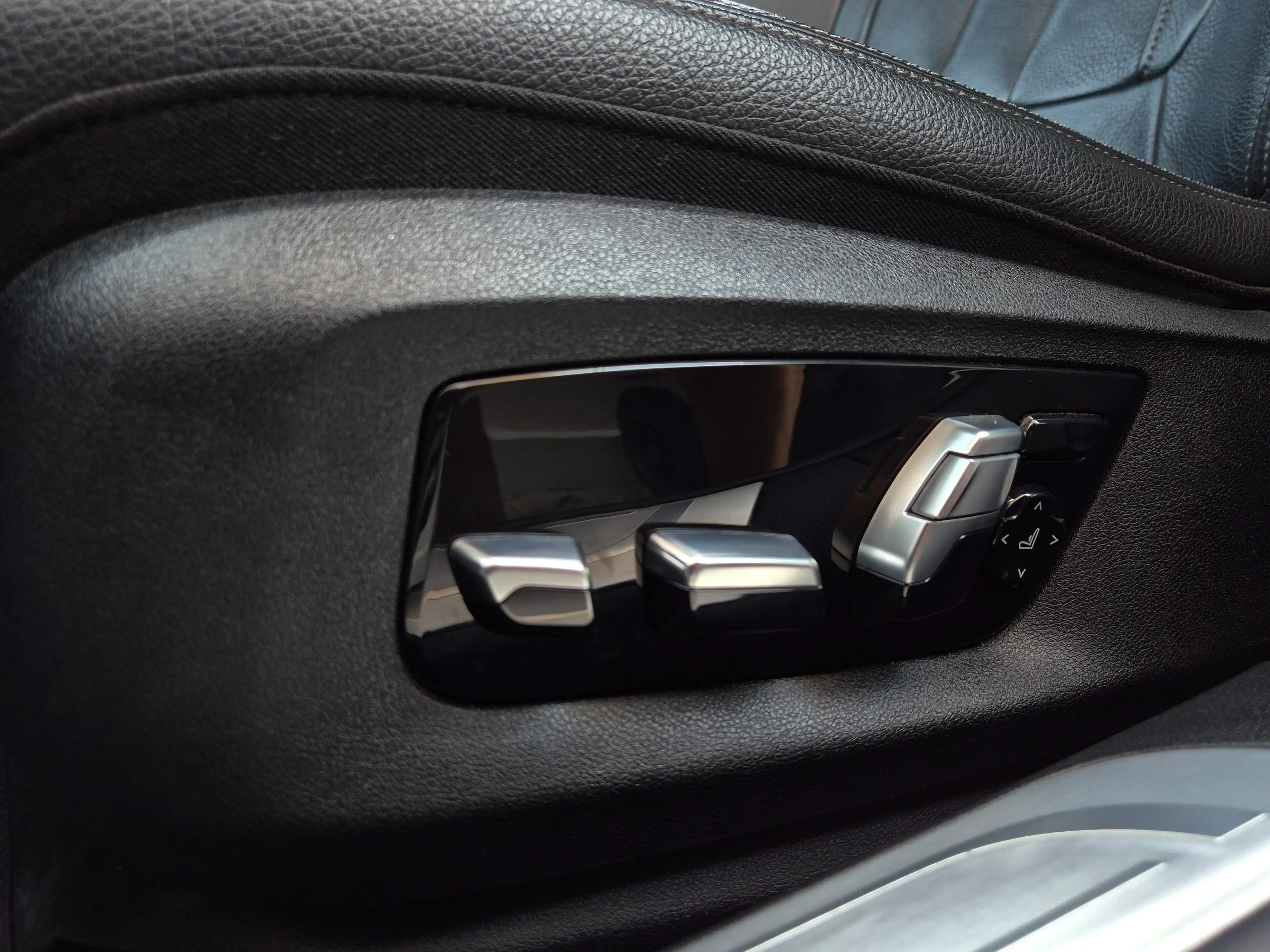 BMW 730 d xDrive M PAKET*HEAD UP*GLASSCHIEBEDACH*KREDIT — photo 36