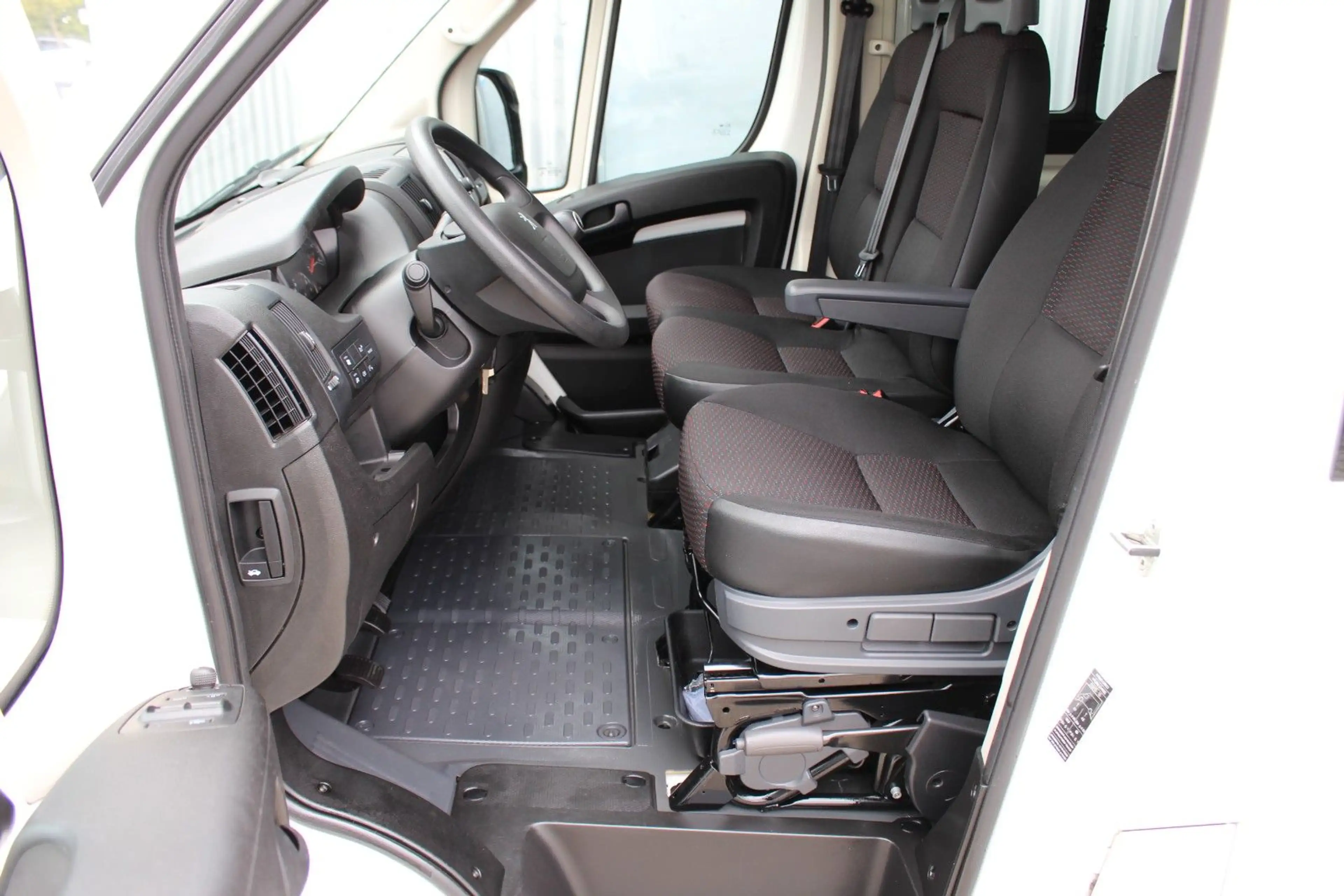 Peugeot Boxer Kombi 333 L2H2 Active Blue-HDi 140+Klimaa. — photo 12