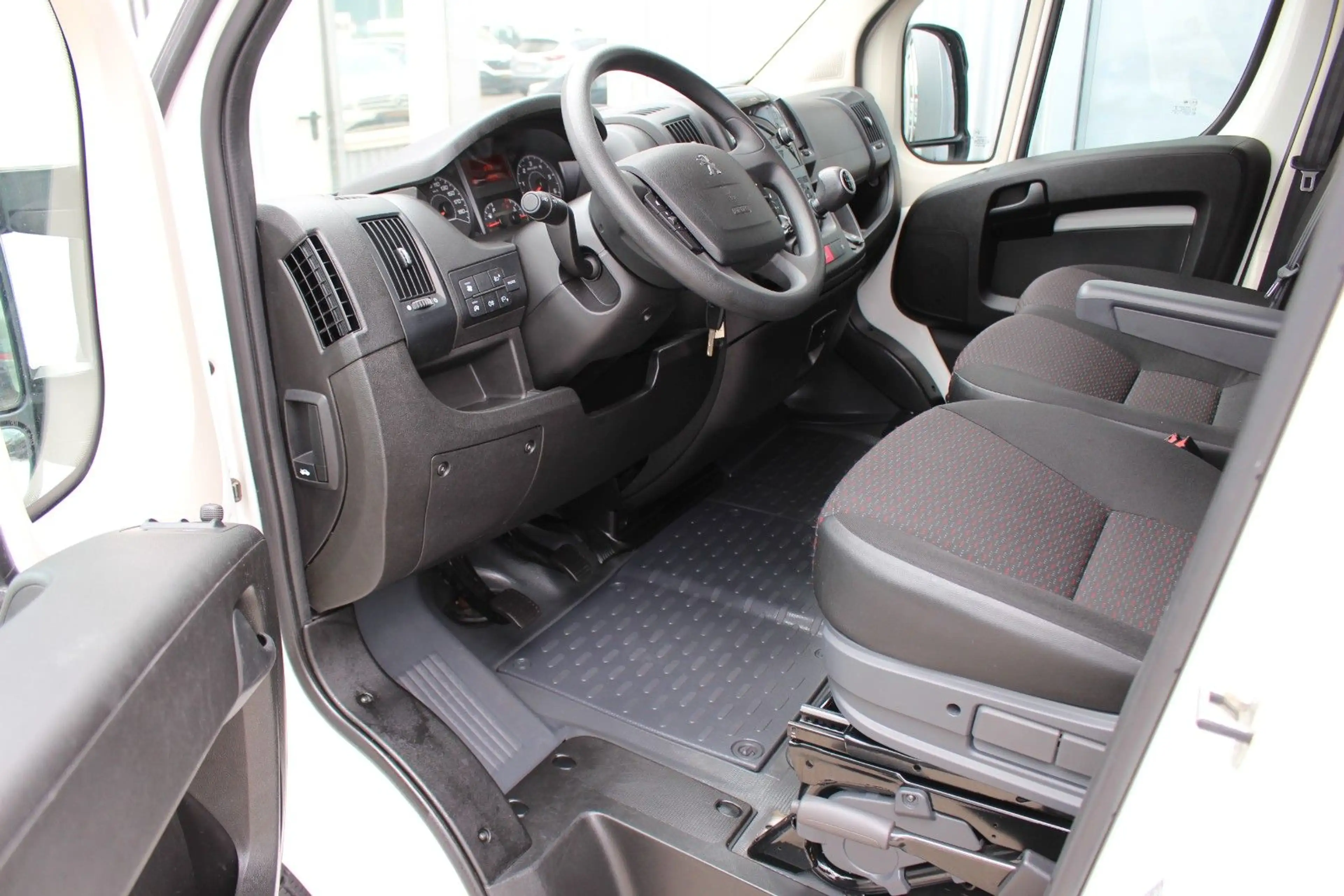 Peugeot Boxer Kombi 333 L2H2 Active Blue-HDi 140+Klimaa. — photo 11