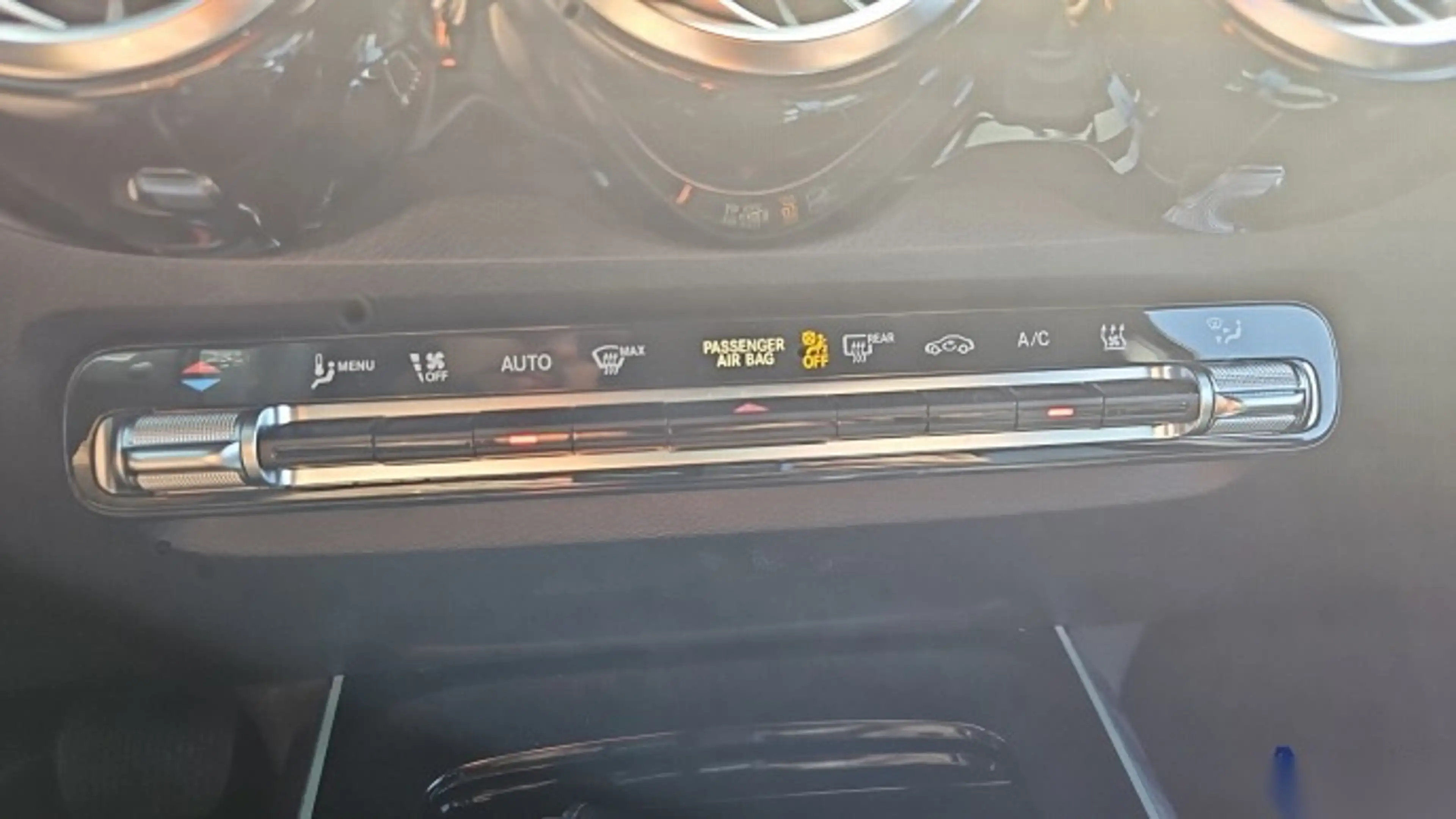 Mercedes-Benz GLB 200 NAVI KLIMAAUT LED RADIO TEMPO MFL SHZ VC STHZG AHK KAMERA RFK — photo 10
