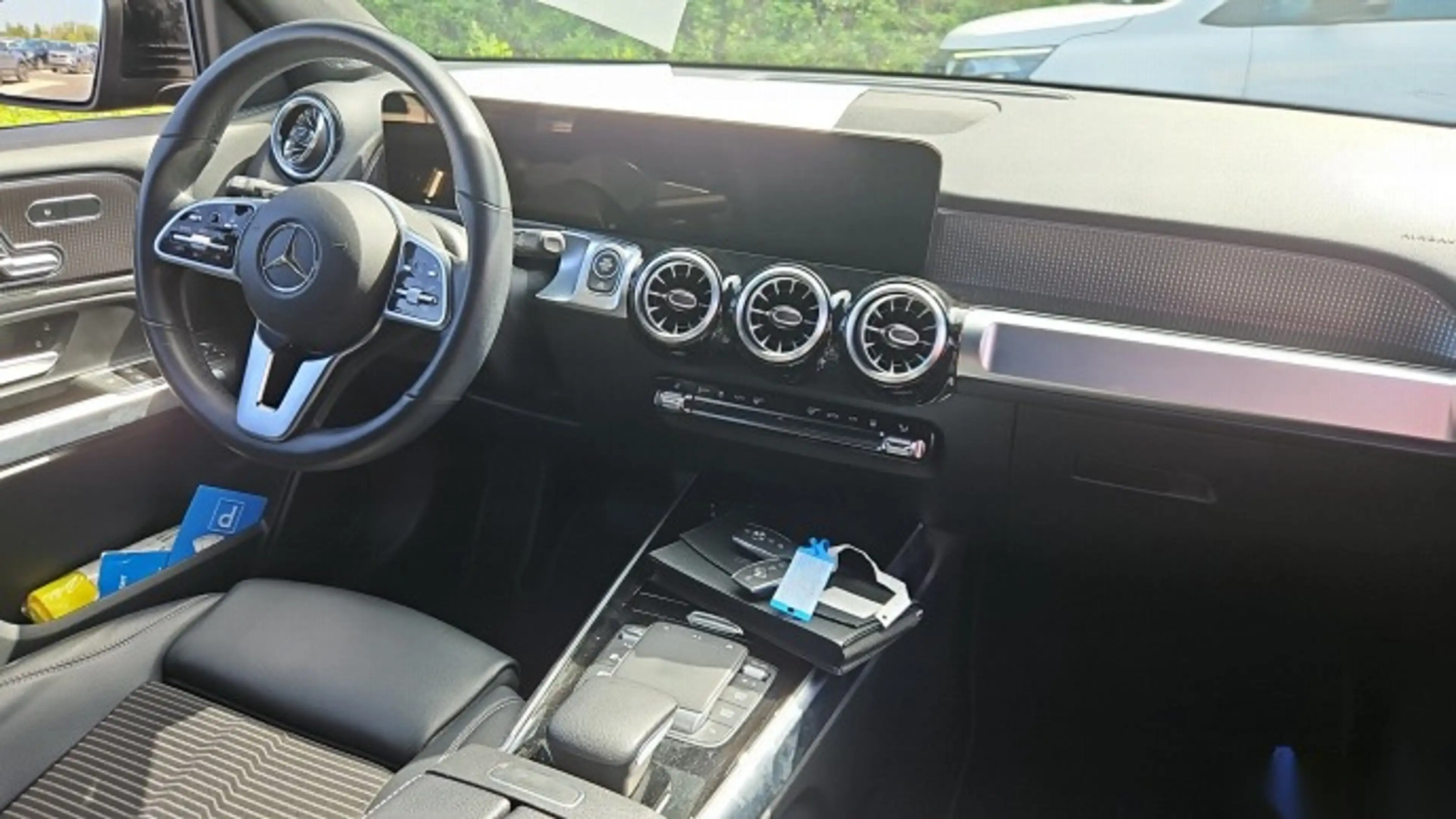 Mercedes-Benz GLB 200 NAVI KLIMAAUT LED RADIO TEMPO MFL SHZ VC STHZG AHK KAMERA RFK — photo 5