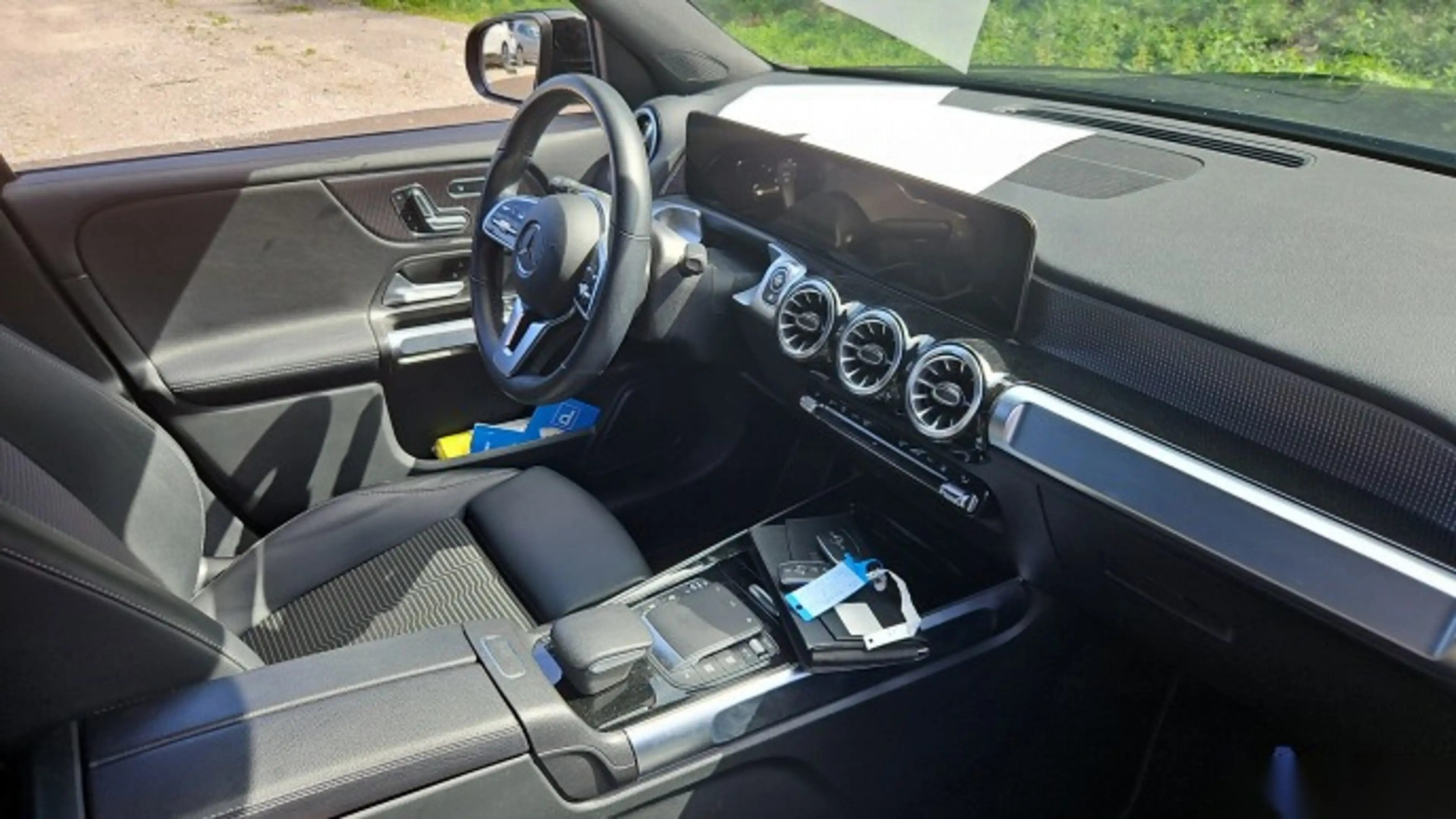 Mercedes-Benz GLB 200 NAVI KLIMAAUT LED RADIO TEMPO MFL SHZ VC STHZG AHK KAMERA RFK — photo 6