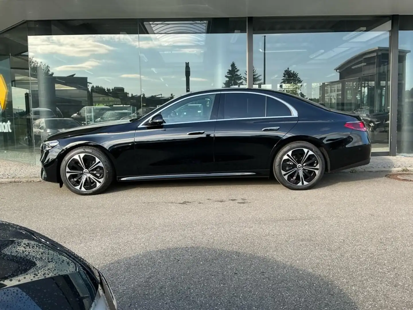 Mercedes-Benz E 220 d 4M +AVANTGARDE+DISTRO+SHZ+NAVI+AMBIENTE Noir - 2