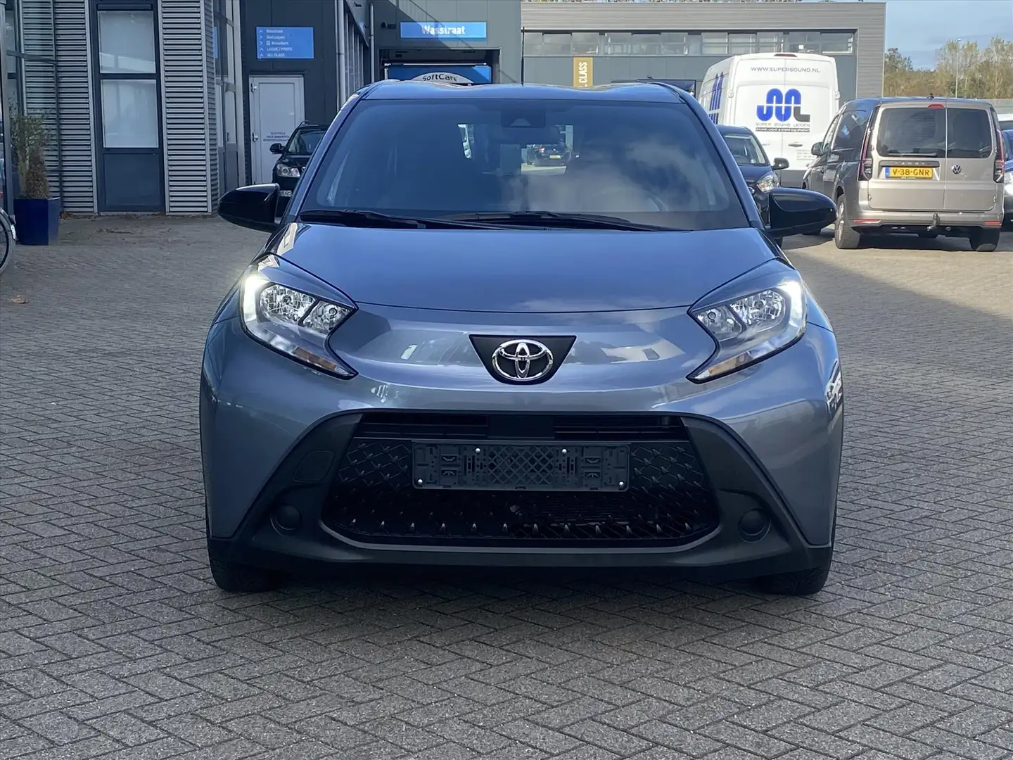 Toyota Aygo X 1.0 VVT-i MT 72pk S-CVT Grijs - 2