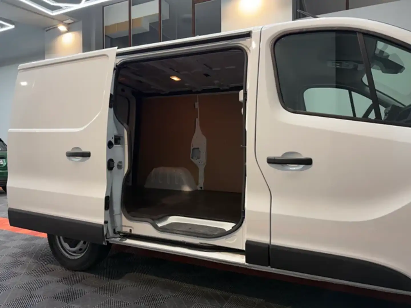 Renault Trafic Furgón L1H1 BluedCi 96kW Blanc - 2