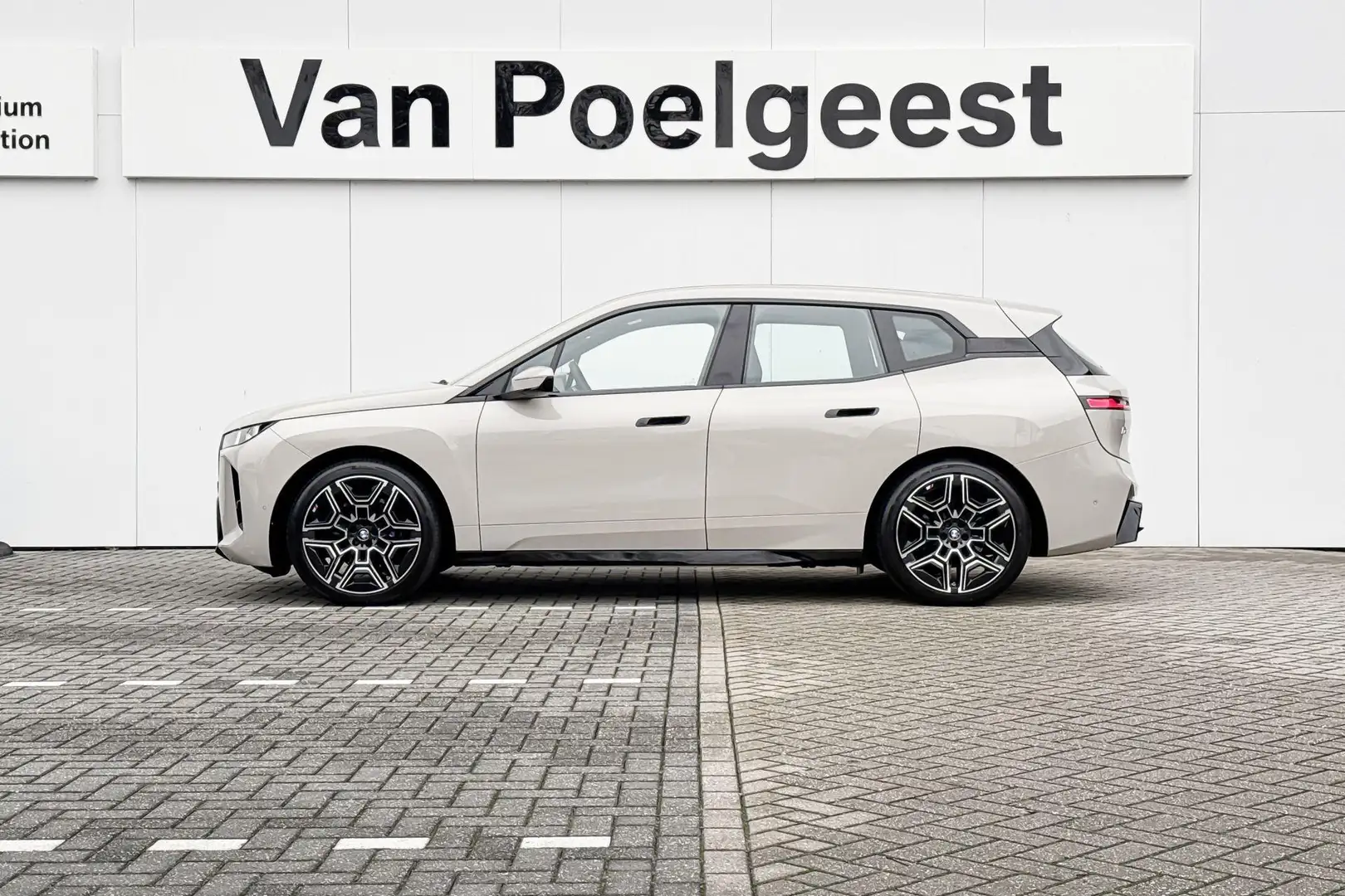 BMW iX xDrive45 101 kWh M Sport | Panoramadak | innovatio Gris - 2