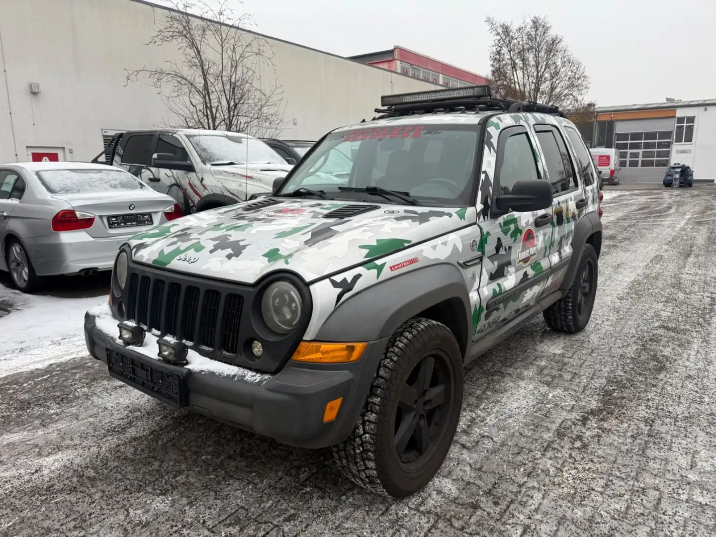 Jeep Cherokee KJ Silber - 1