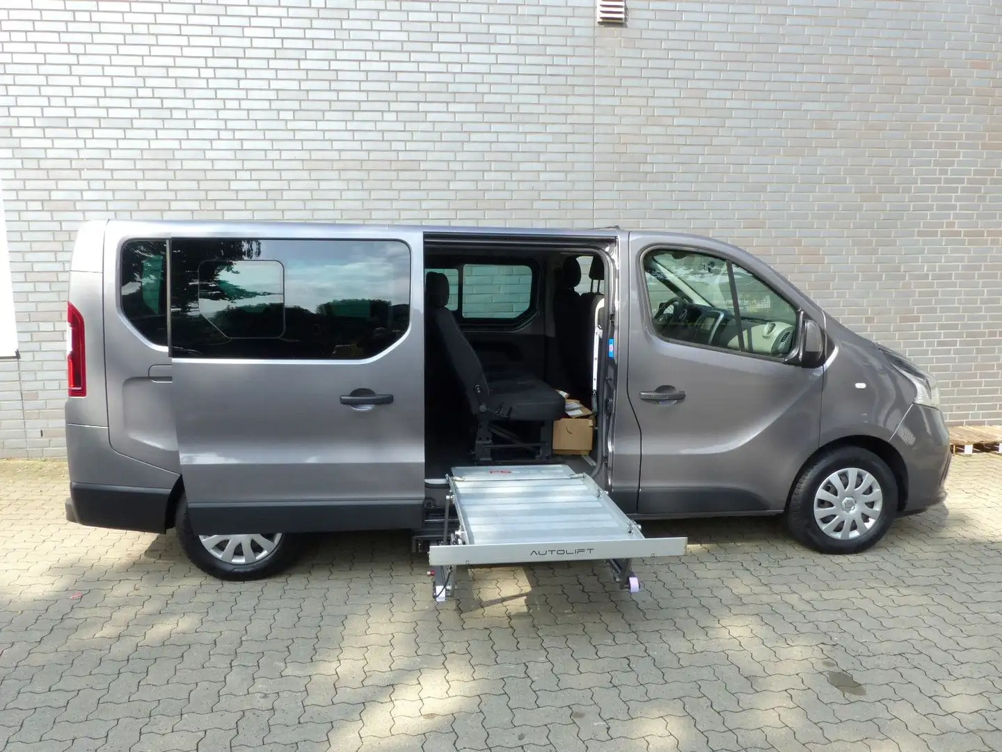 Renault Trafic Combi L2H1 mit Rollstuhlrampe + 8-Sitzer Gris - 1