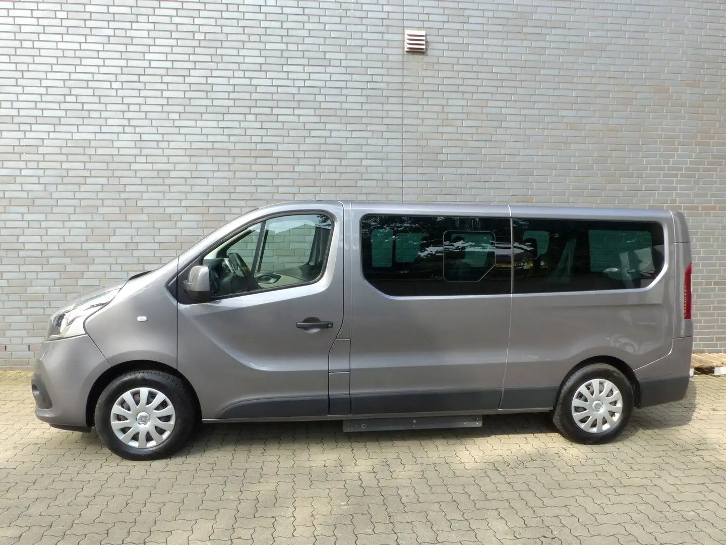Renault Trafic Combi L2H1 mit Rollstuhlrampe + 8-Sitzer Gris - 2