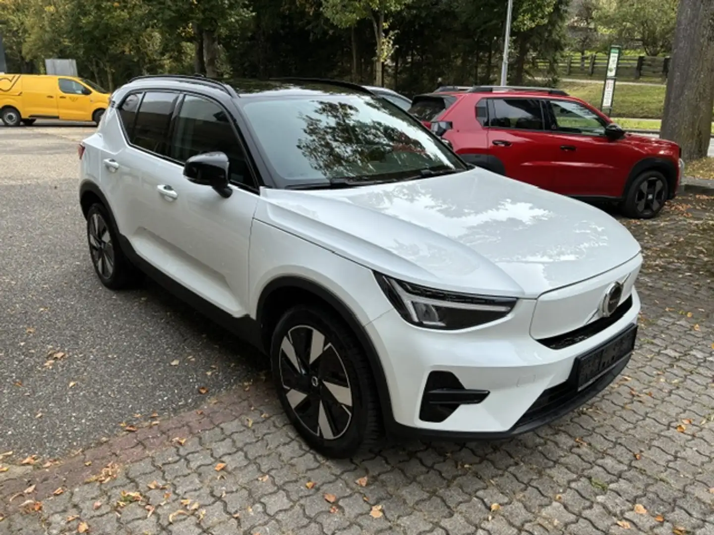 Volvo XC40 Recharge Pure Electric 69kWh Plus Weiß - 1