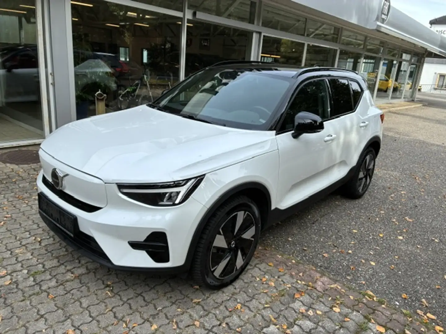 Volvo XC40 Recharge Pure Electric 69kWh Plus Weiß - 2