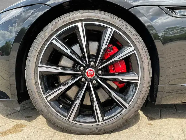 Jaguar F-Type view 9