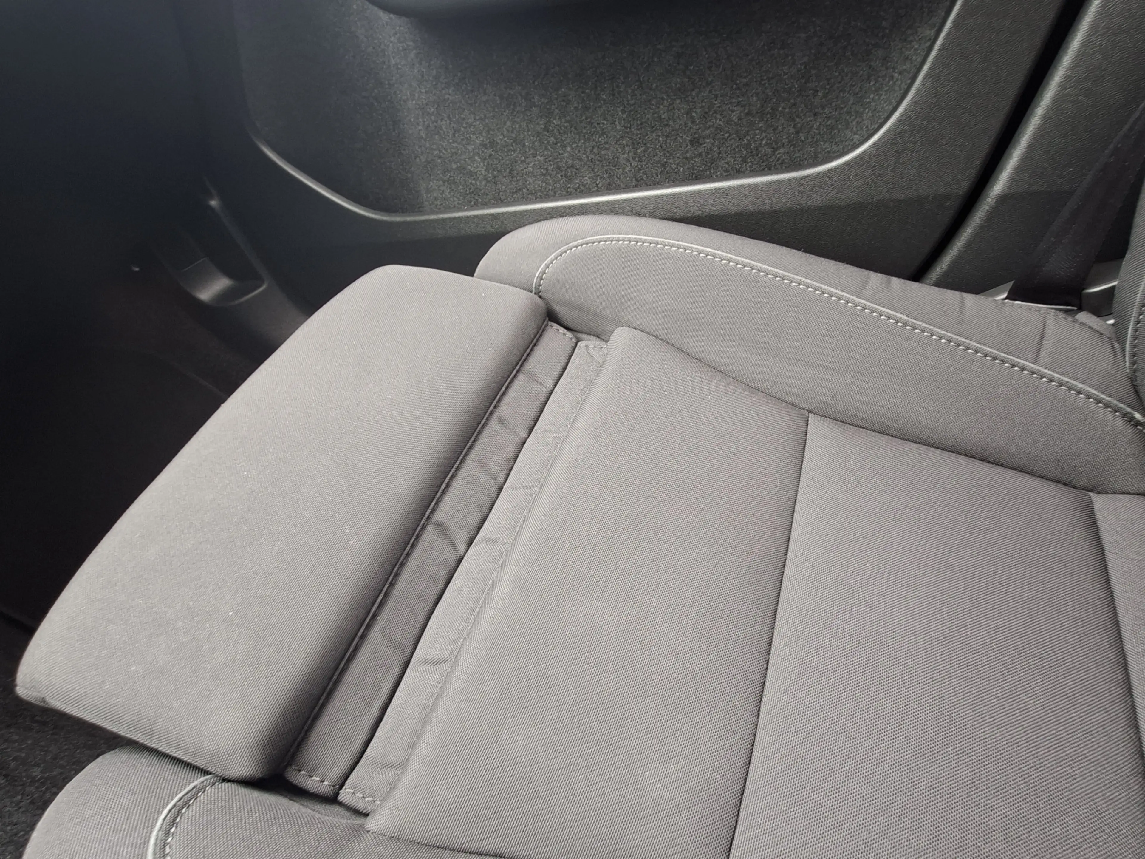 Volvo C40 SOH 90% Core 69 kWh Carplay Pano Elek.Trekhaak Cam — photo 10