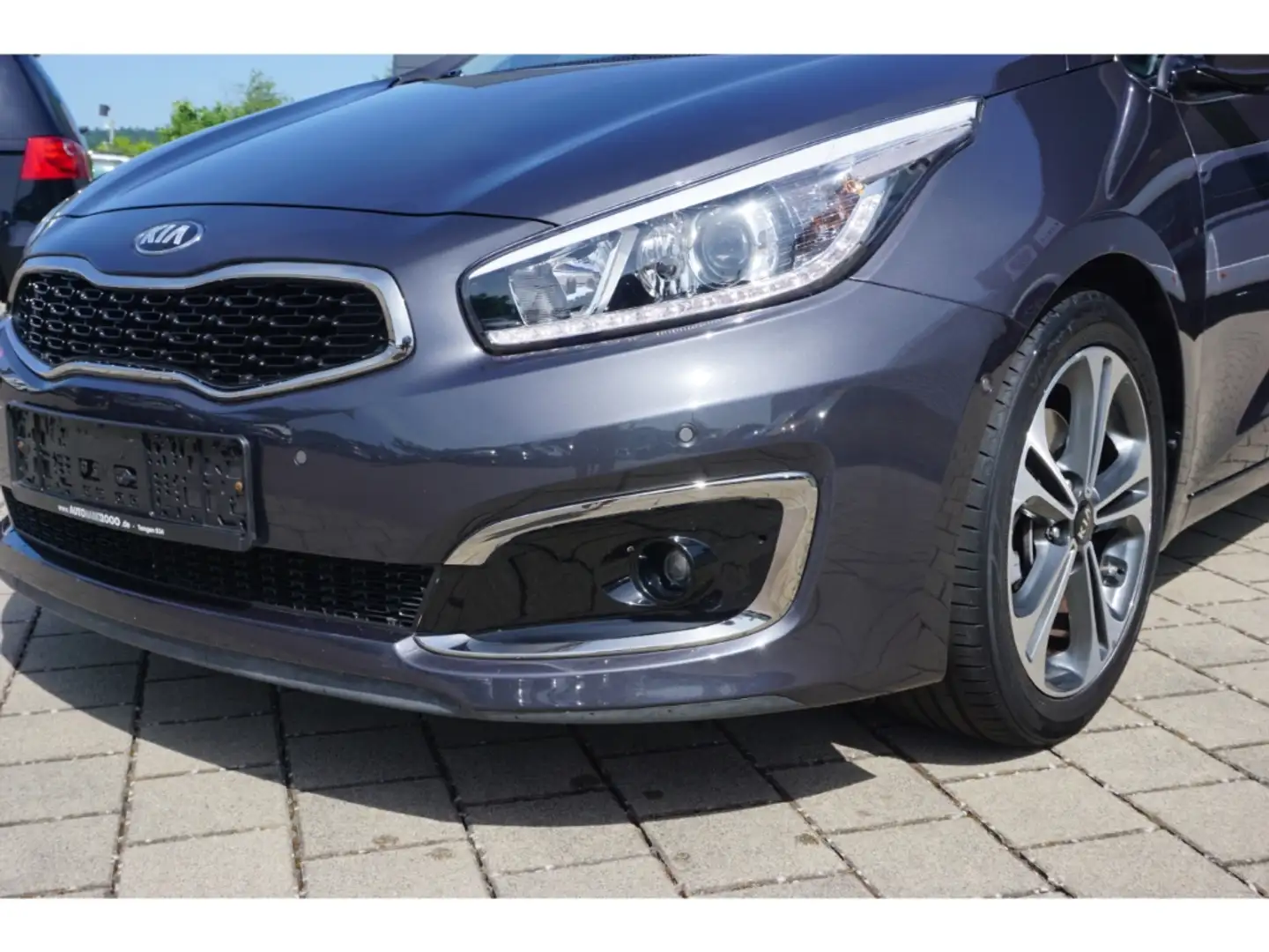 Kia Ceed / cee'd 1.6 GDI Spirit DCT Navi Glasdach PDC SHZ Kamera LM Grau - 2