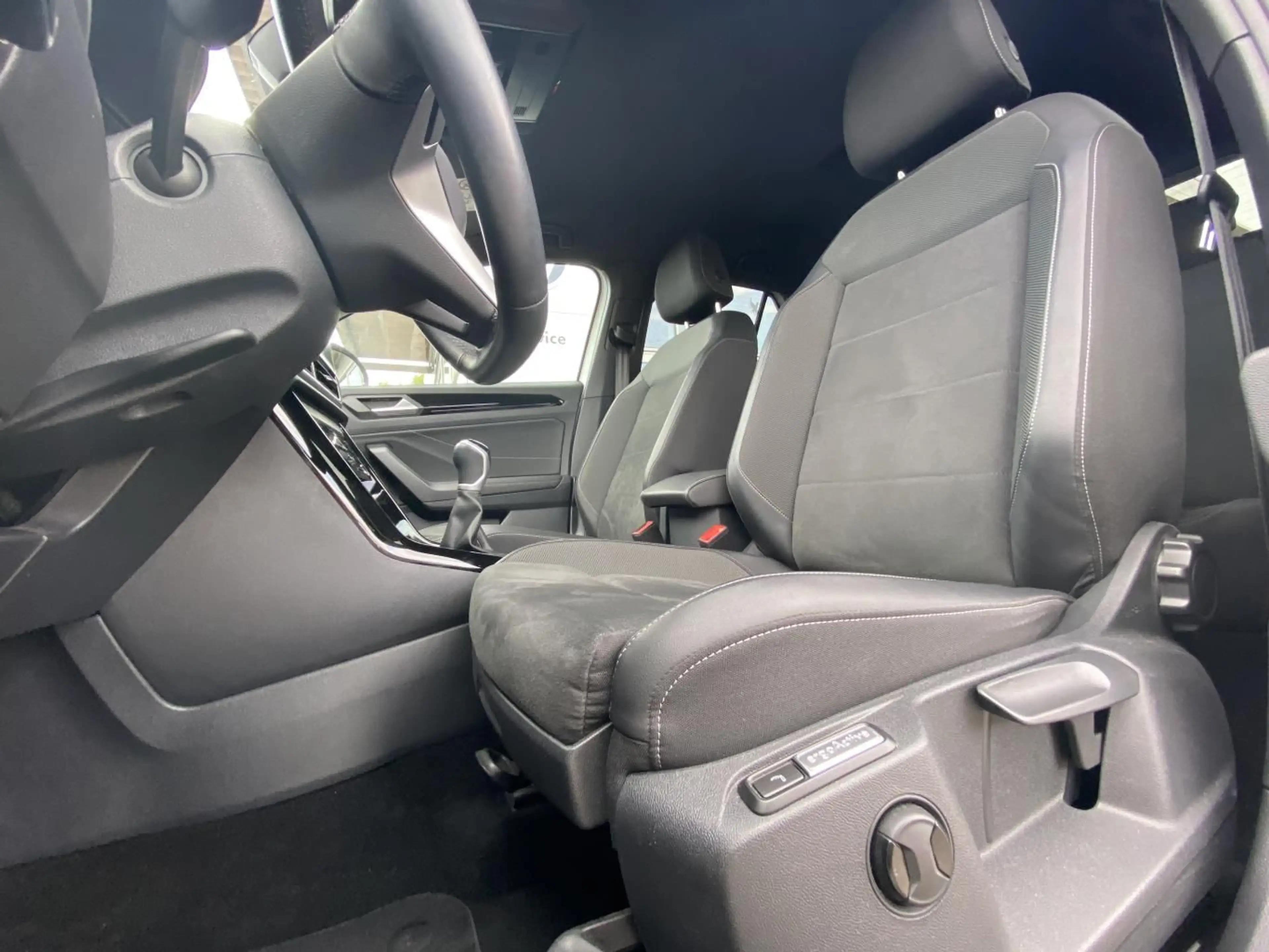 Volkswagen T-Roc 1.5 TSI STYLE BLACK STYLE IQ.DRIVE+EL.HECK — photo 9