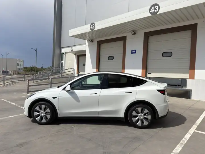 Tesla Model Y 2023, foto 2