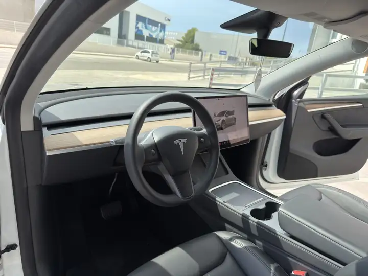Tesla Model Y 2023, foto 16