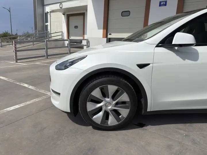 Tesla Model Y 2023, foto 10