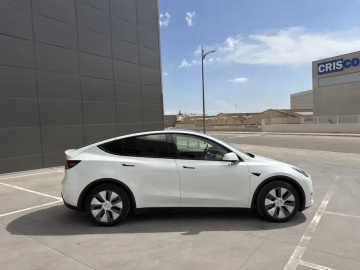 Tesla Model Y 2023, foto 5
