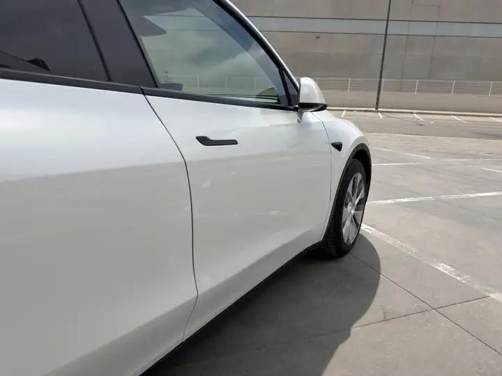 Tesla Model Y 2023, foto 12