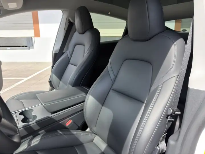 Tesla Model Y 2023, foto 17