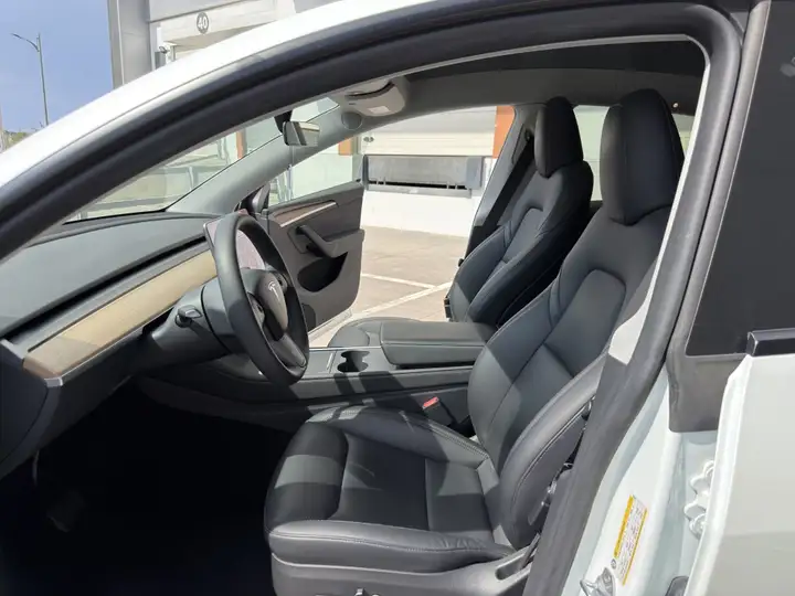 Tesla Model Y 2023, foto 15