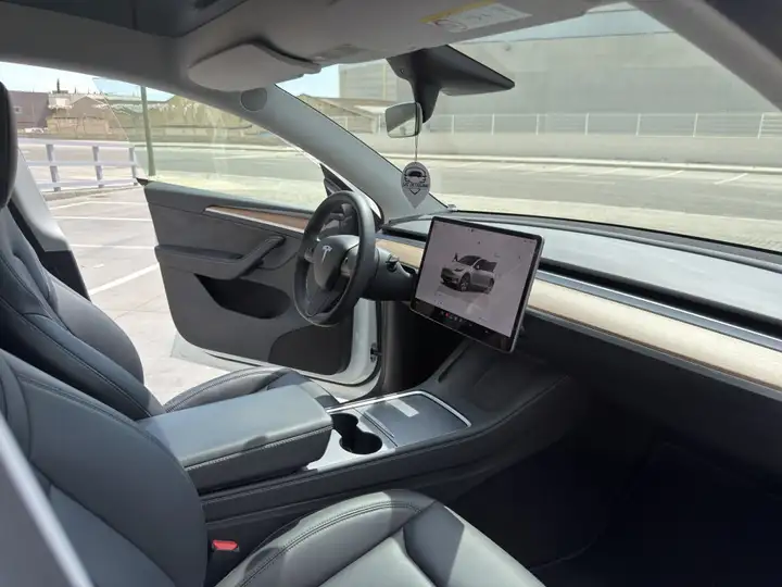 Tesla Model Y 2023, foto 13