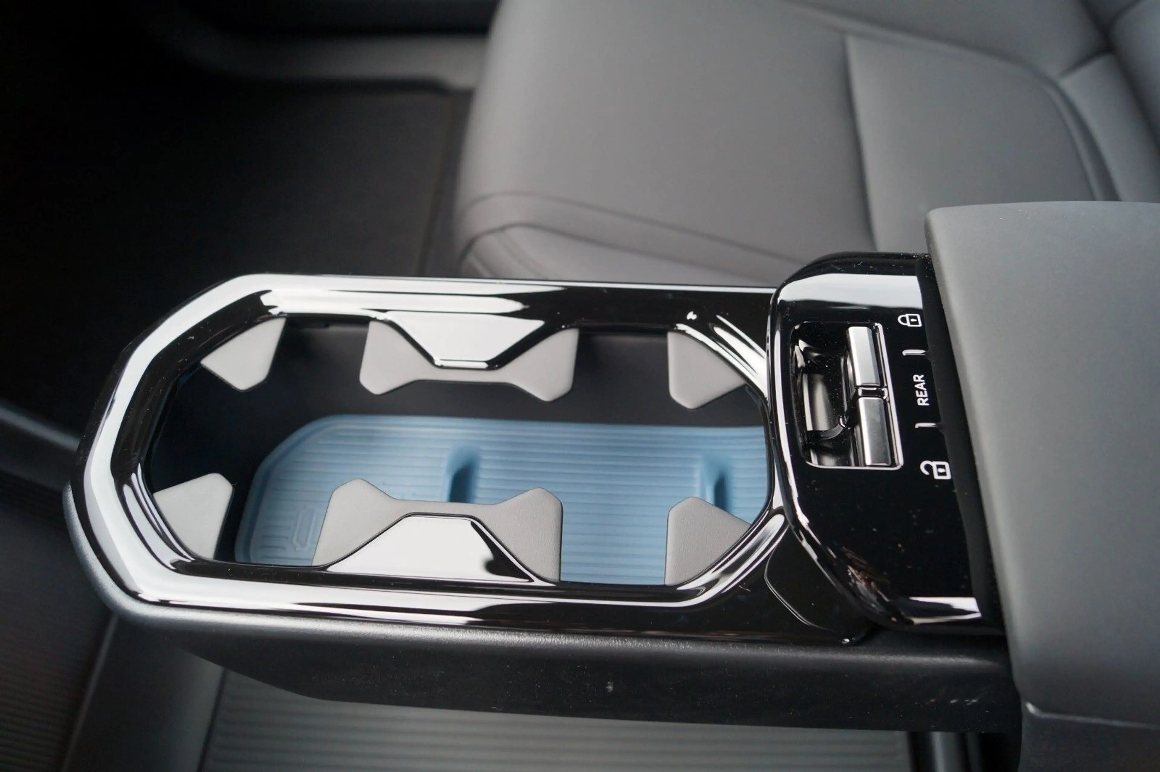 Volvo EX30 Cross Country P5 Long Range RWD Plus Aut. — photo 9