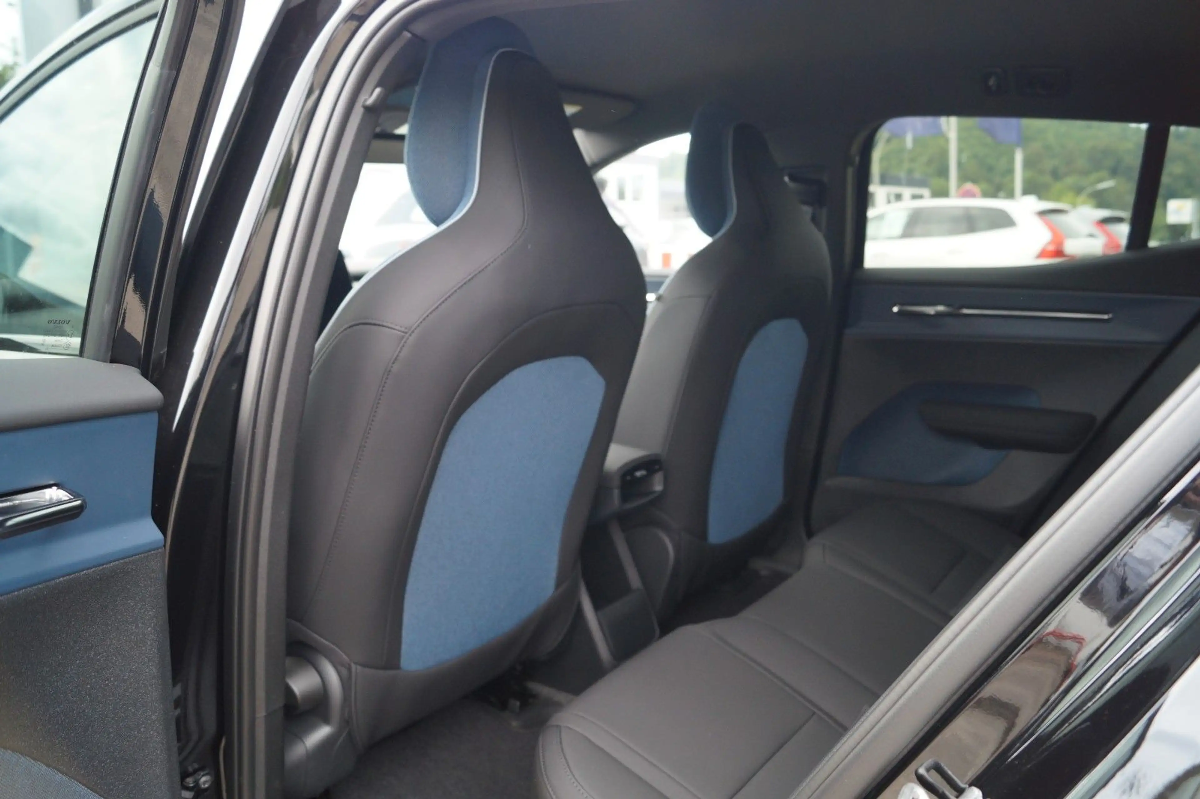 Volvo EX30 Cross Country P5 Long Range RWD Plus Aut. — photo 12