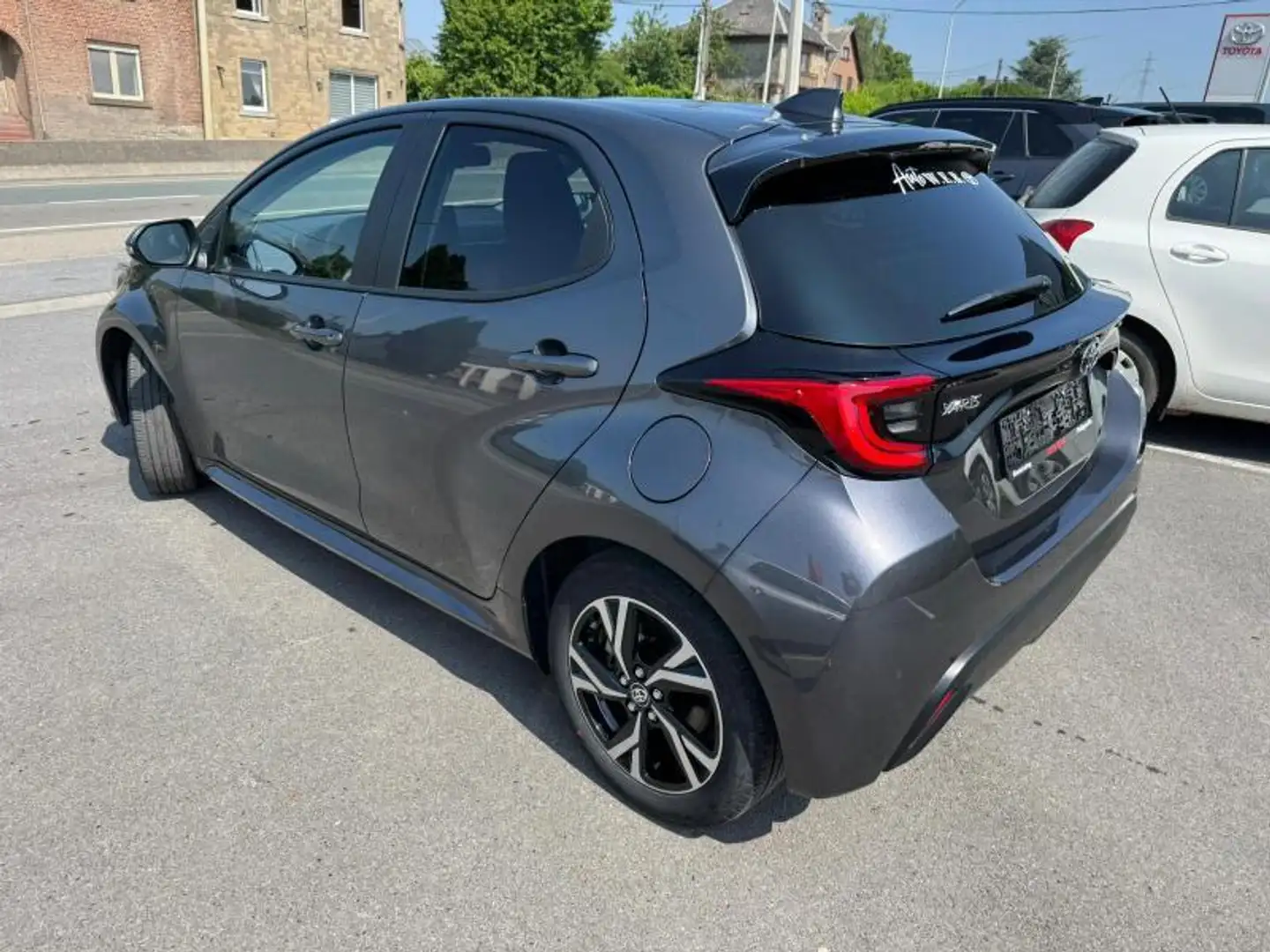 Toyota Yaris 1.5 TNGA HEV CVT Iconic Gris - 2
