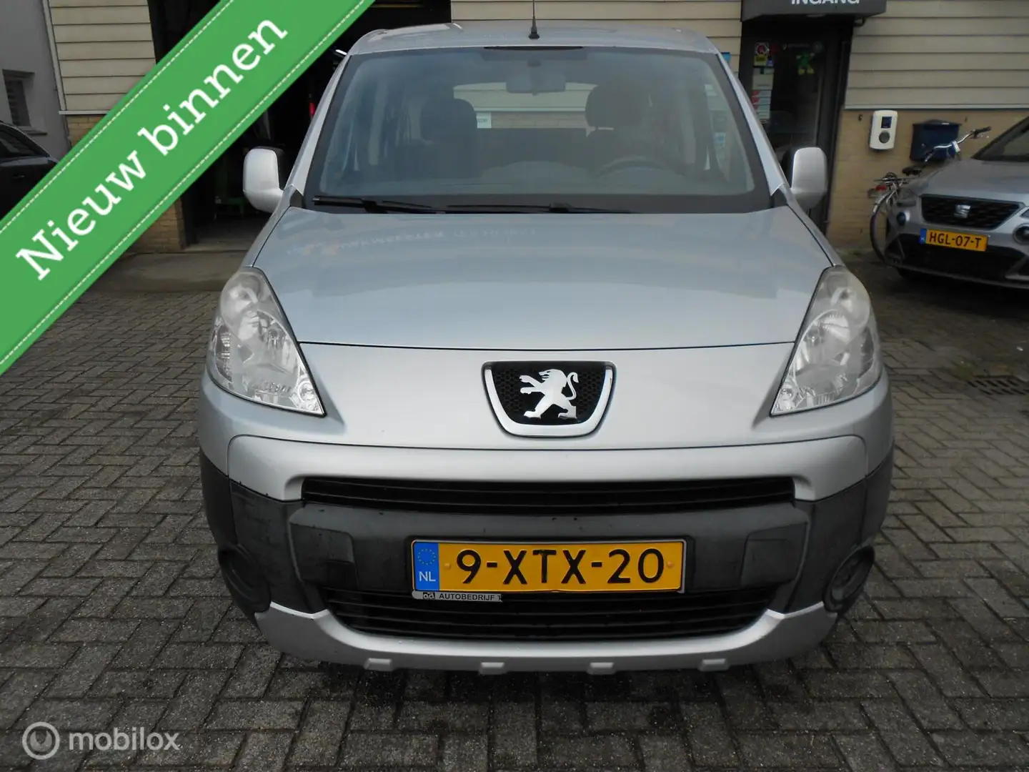 Peugeot Partner Tepee Automaat 1.6 e-HDi Active Invalidevervoer Grijs - 2