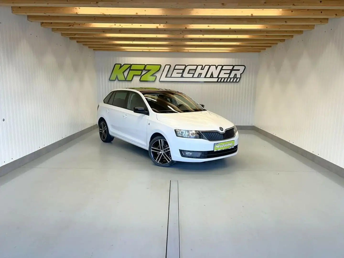 Skoda Rapid/Spaceback 1,6 TDI DSG PANO*SITZH*PDC*TEMP Blanc - 1